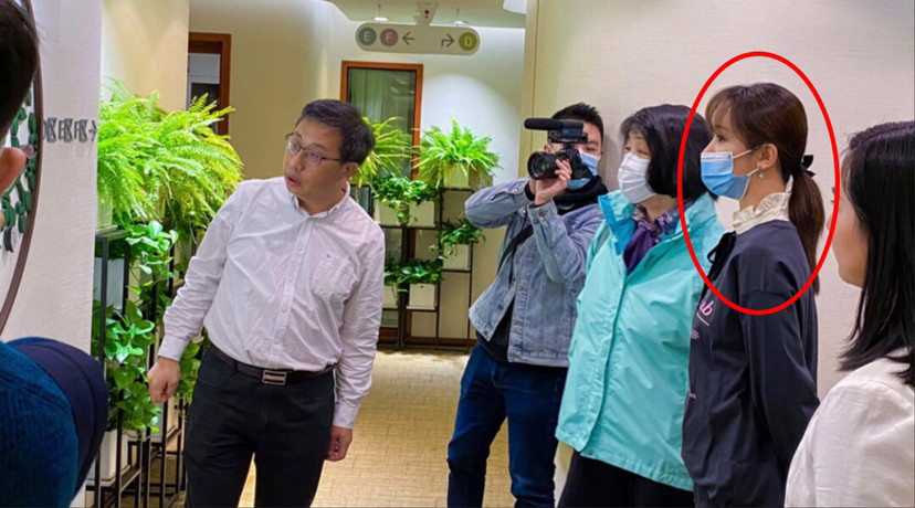 杨紫|杨紫新剧路透照曝光，穿海魂衫秒变校花，皮肤滑嫩完全少女模样