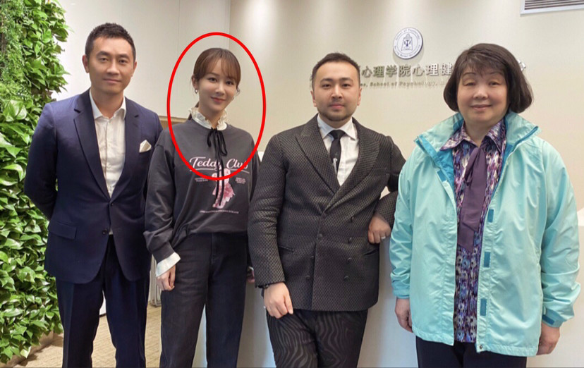 杨紫|杨紫新剧路透照曝光，穿海魂衫秒变校花，皮肤滑嫩完全少女模样