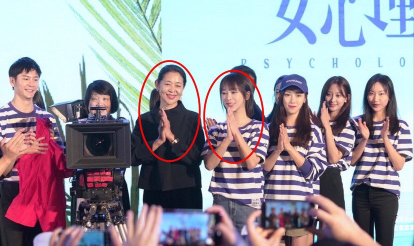 杨紫|杨紫新剧路透照曝光，穿海魂衫秒变校花，皮肤滑嫩完全少女模样