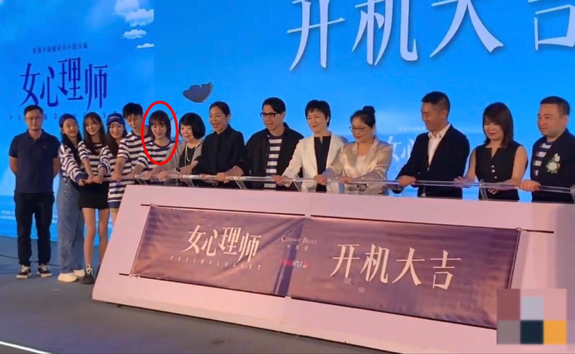 杨紫|杨紫新剧路透照曝光，穿海魂衫秒变校花，皮肤滑嫩完全少女模样