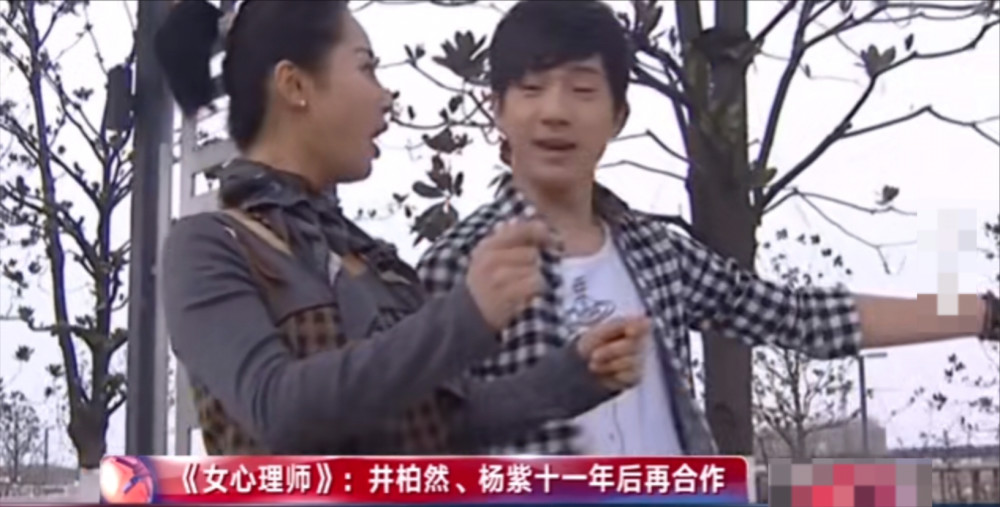 杨紫|杨紫新剧路透照曝光，穿海魂衫秒变校花，皮肤滑嫩完全少女模样