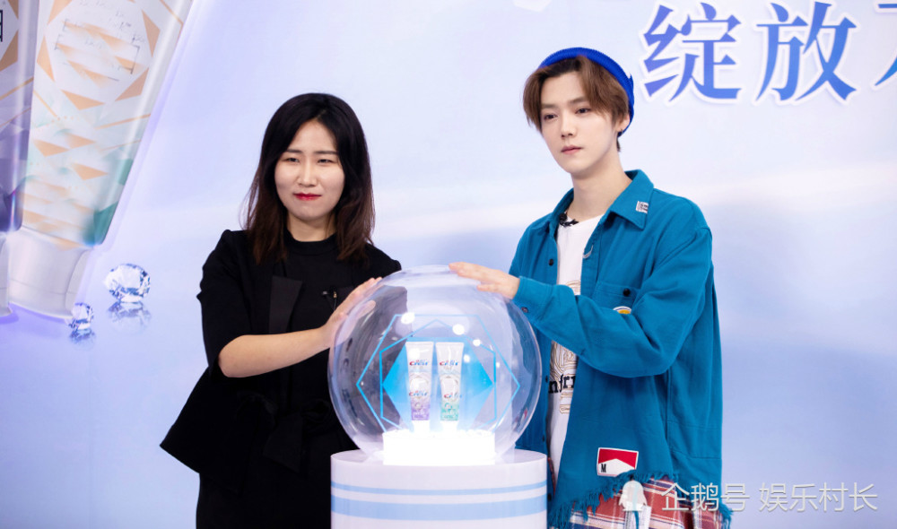 鹿晗|鹿晗直播爆料送外卖尬事，透露演唱会计划引期待，最后顺走牙膏小动作绝了