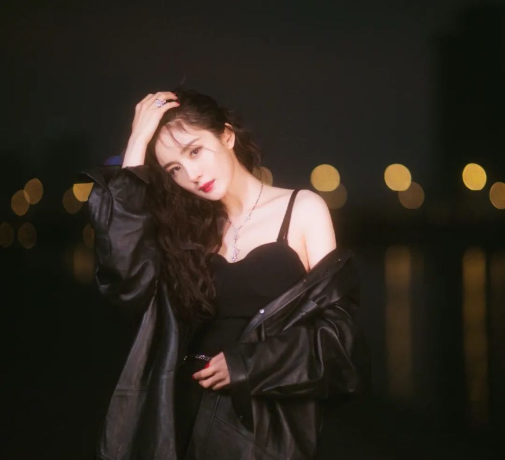 杨幂|杨幂的少女幂称号横走江湖不是白叫的，生图踢翻百万摄影师