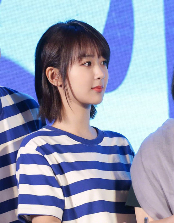 杨紫|杨紫素颜出席发布会，不化妆不是因为不爱美，原因体现高素养