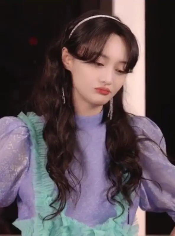 郑爽|郑爽带口罩直播遭网友质疑：这是炒作还是又整容了？