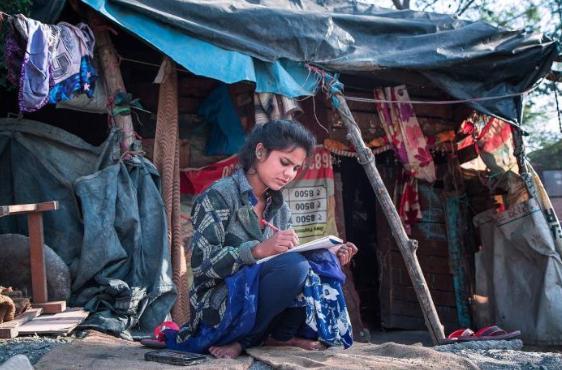 在印度富人区经常看到贫民窟女孩在蹲守她们的目的是什么