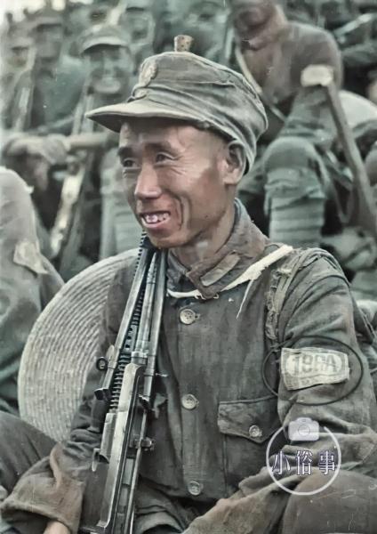 照片拍摄于1937年年底,国民革命军第十八集团军的一名机枪手在镜头