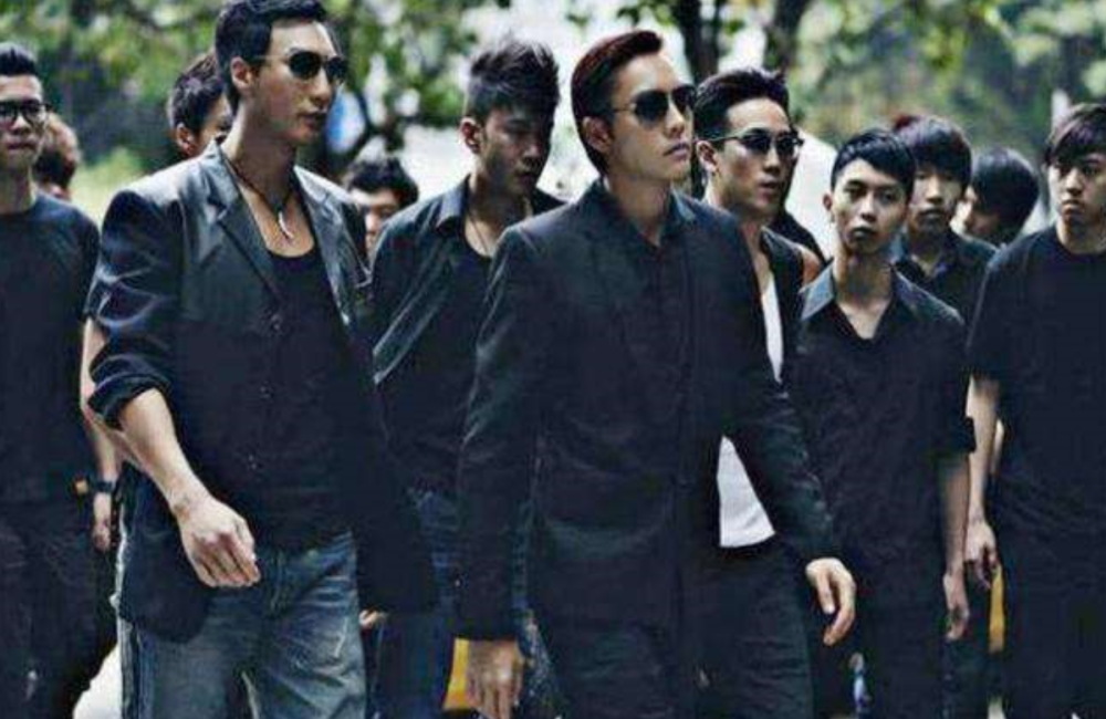 还出现了一些为非作歹的家伙,这些人是别人眼中的黑社会老大,他们曾经