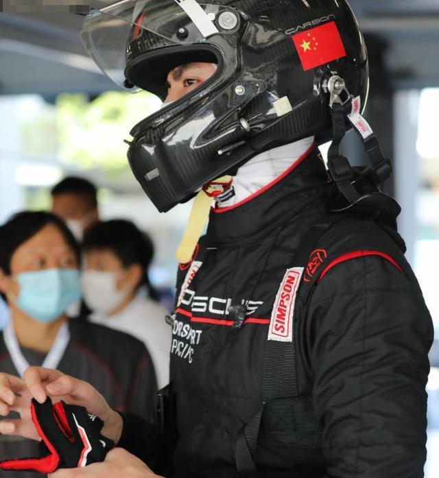 吴亦凡收获赛车冠军私下低调练习没出成绩前默不吭声