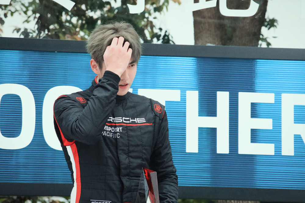 赛车手吴亦凡首战三连冠