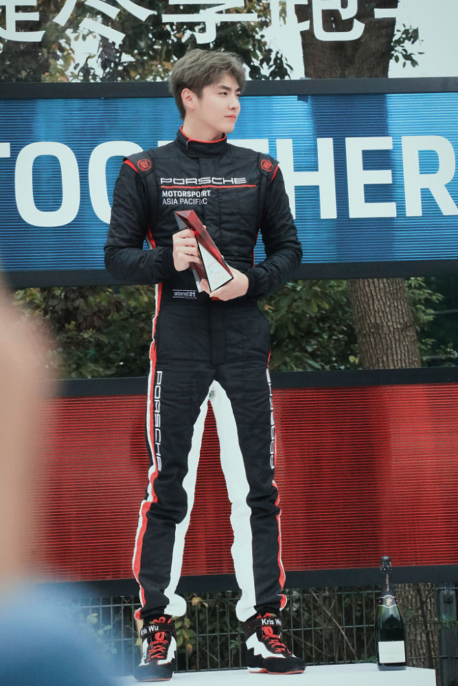 赛车手吴亦凡首战三连冠