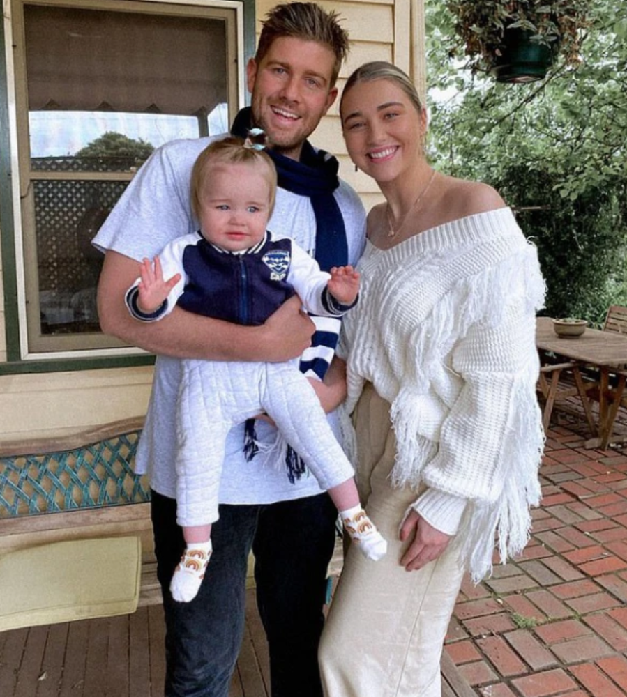 当时艾琳在浴室发现孩子降生后,艾琳的丈夫赶紧跑到浴室看到了孩子,这