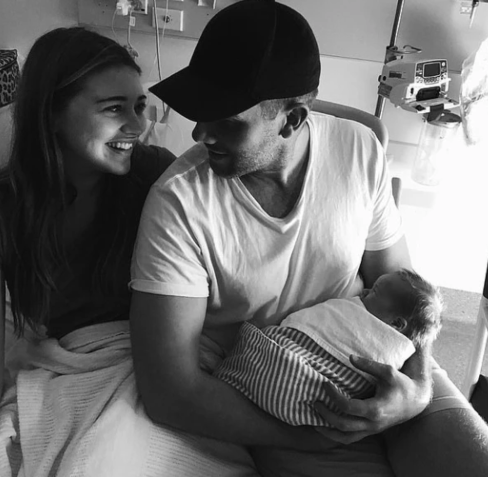 当时艾琳在浴室发现孩子降生后,艾琳的丈夫赶紧跑到浴室看到了孩子,这