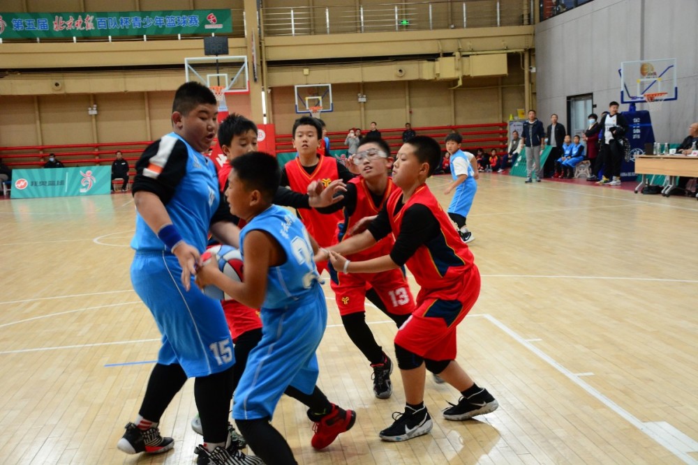 灯市口小学队(红)前场拼抢非常凶 邓方佳摄