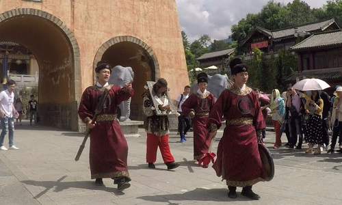 犯人流放千里这么辛苦,为何衙役们还抢着要押送女囚?原因很现实