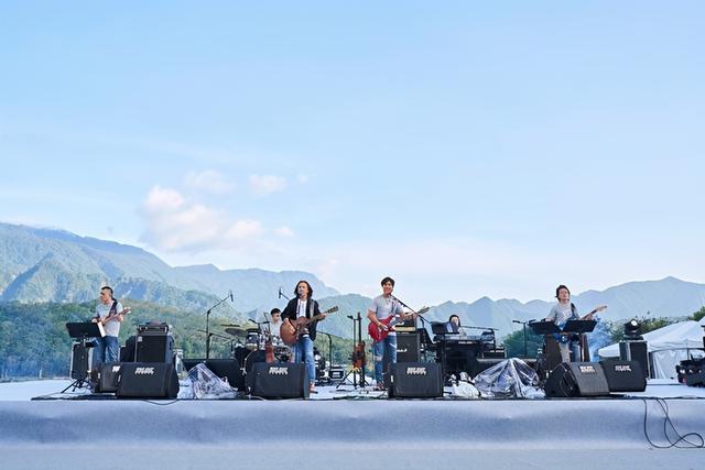 富里山谷草地音乐节动力火车压轴开唱群山田野成露天ktv