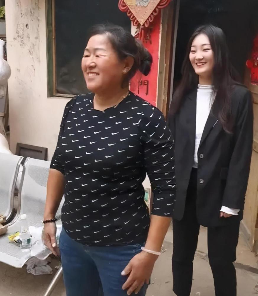 大衣嫂犯了当婆婆的大忌:带儿媳妇玩捉小鸡,疑似催儿媳妇生孩子