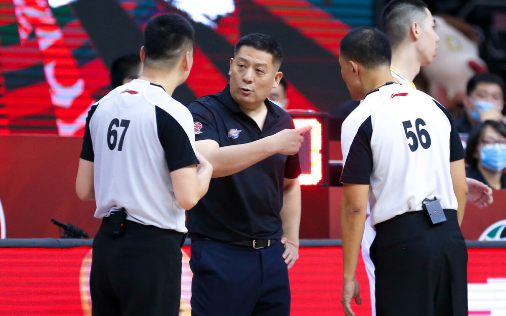 cba37号裁判比闫军还牛!2次技犯驱逐主帅,吹罚肆无忌惮_腾讯新闻