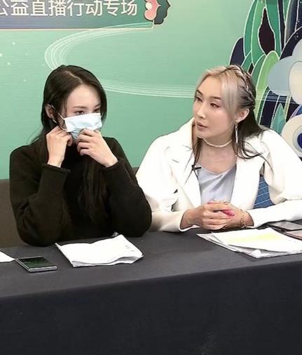 郑爽|迟到1小时，口罩遮面，素颜上镜，郑爽直播再惹事端