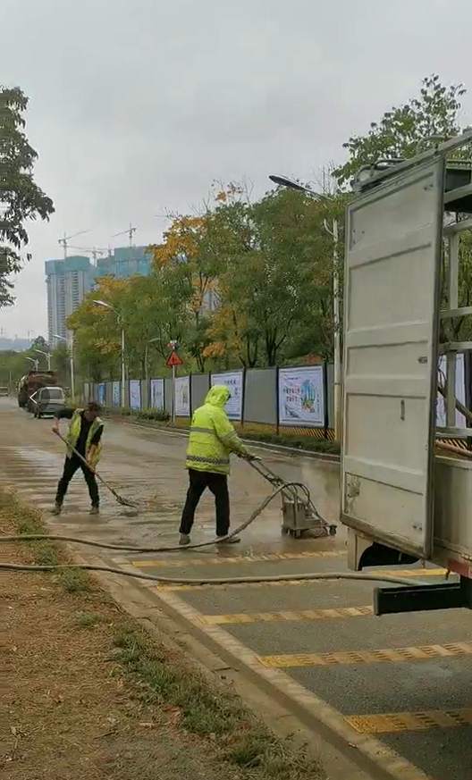 11月1日上午11時許,長沙市芙蓉區濱河路減速帶拆除工作正在進行中.