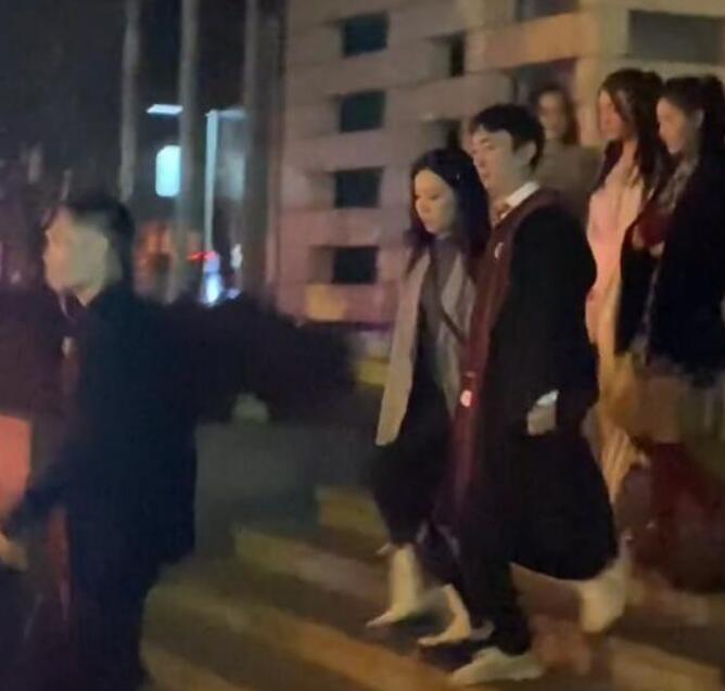 王思聪|王思聪参加游戏大会没买到VIP票！只能和女伴坐在楼梯过道上