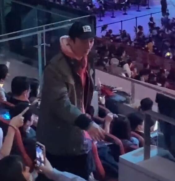 王思聪|王思聪参加游戏大会没买到VIP票！只能和女伴坐在楼梯过道上