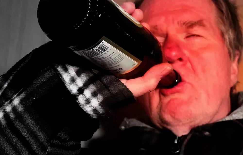 酒后脸白者:切忌过量饮酒