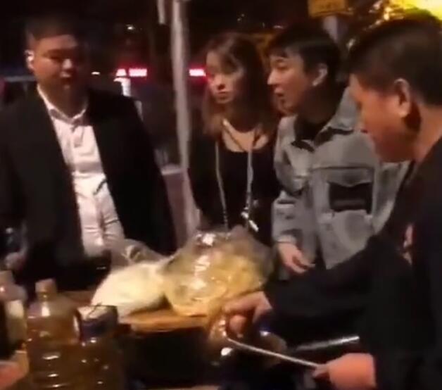 王思聪|王思聪参加游戏大会没买到VIP票！只能和女伴坐在楼梯过道上