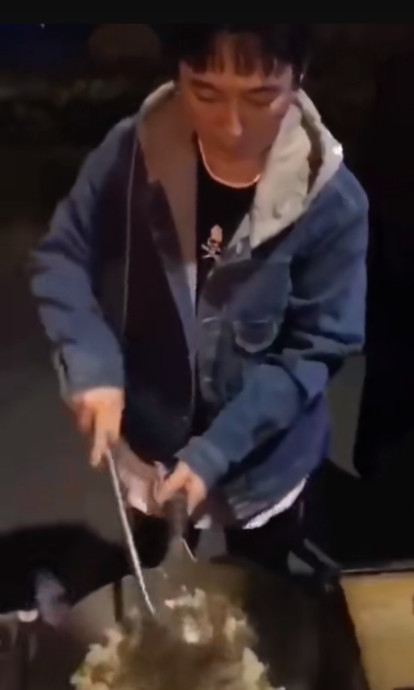 王思聪|王思聪参加游戏大会没买到VIP票！只能和女伴坐在楼梯过道上