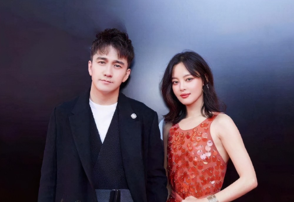 翟天临|翟天临辛芷蕾被曝同居！深夜先后回一同小区，绯闻传2年感情稳定