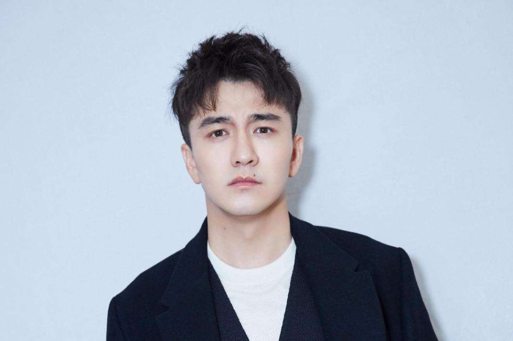 翟天临|翟天临辛芷蕾被曝同居！深夜先后回一同小区，绯闻传2年感情稳定