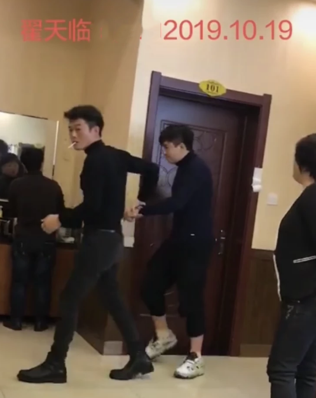 翟天临|翟天临辛芷蕾被曝同居！深夜先后回一同小区，绯闻传2年感情稳定