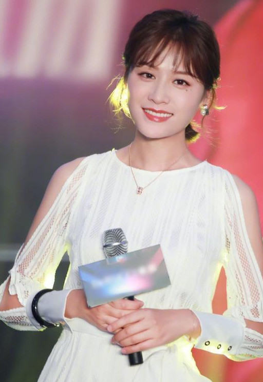 叶一茜田亮女儿近照曝光大长腿瓜子脸超抢镜网友太美了