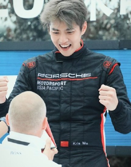 吴亦凡喜获赛车首冠军 手捧三奖杯笑容灿烂胸前标志引瞩目_腾讯新闻