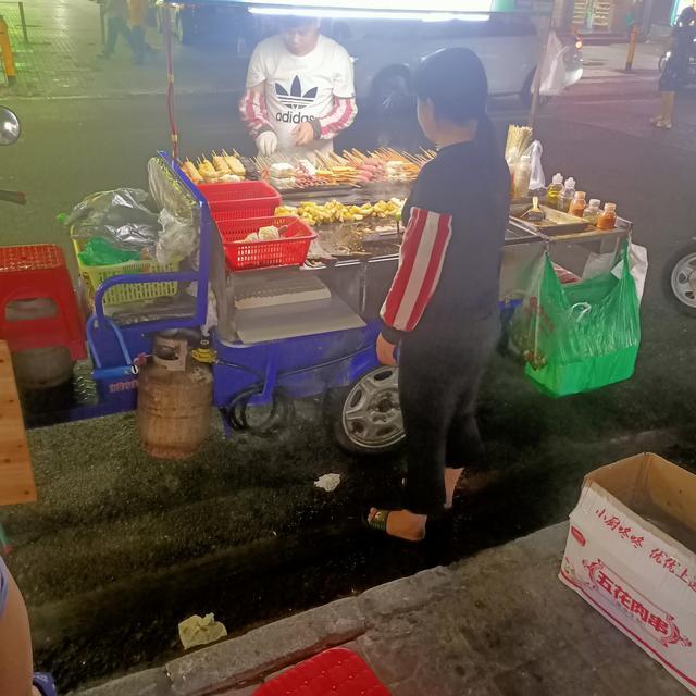 实拍深圳摆地摊一分钟卖200份烧烤小小地摊做大生意