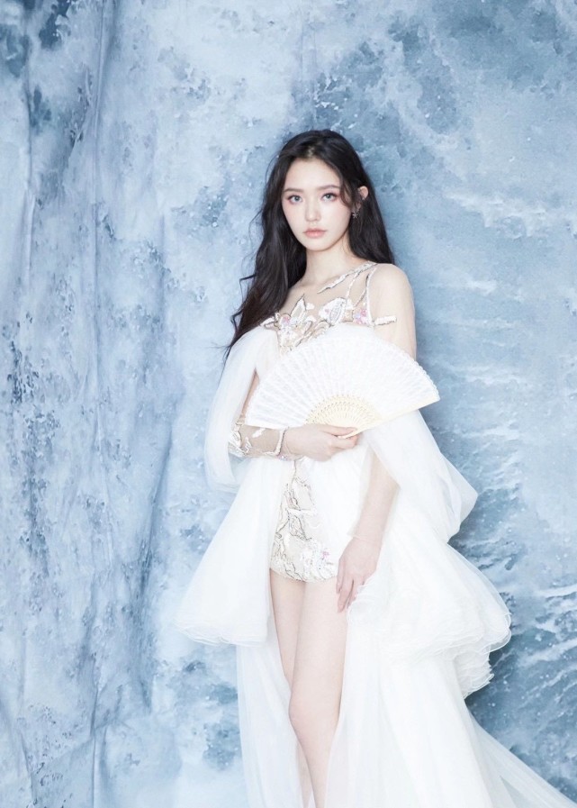 林允身着白色长裙02仙气十足