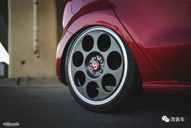 但是与整体的小不同的是,轮毂非常大,特别是装在polo这种小车脚下