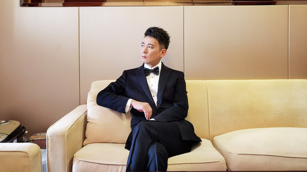 在此次活动中,除了代表《大浪淘沙:启航》剧组亮相典礼,保剑锋还受邀