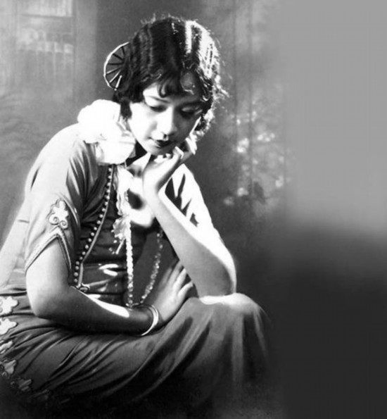 上海滩最牛女人25岁去世12名流捧棺30万人送葬多人只因她自杀