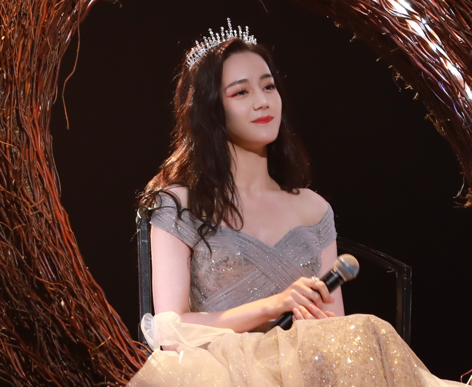 岳云鹏后台cue热巴,谁留意到他喊的称呼?真羡慕这种友谊