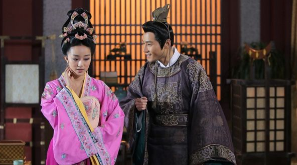 婉儿和唐中宗在一起的时候还与其他的几个男人在一起过,例如张昌宗,张