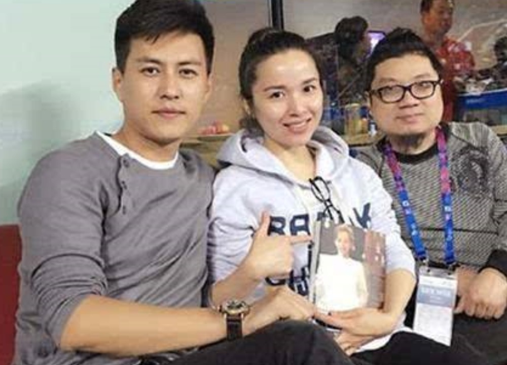 靳东的老婆晒父子三个人合照小儿子的鞋引人注目老婆太会过日子吧