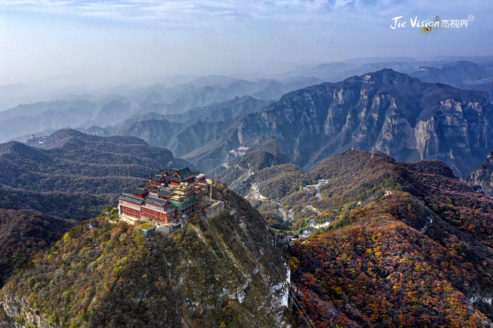 茱萸峰俗称"小北顶",是云台山的主峰,海拔1308米.