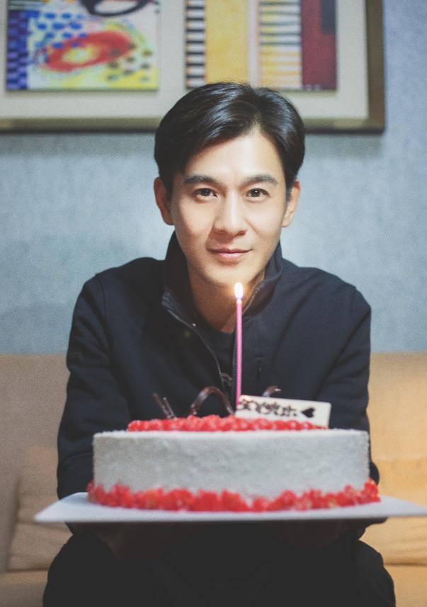 知名男星乔振宇在社交平台上晒出了庆生照,为自己低调庆祝42岁生日