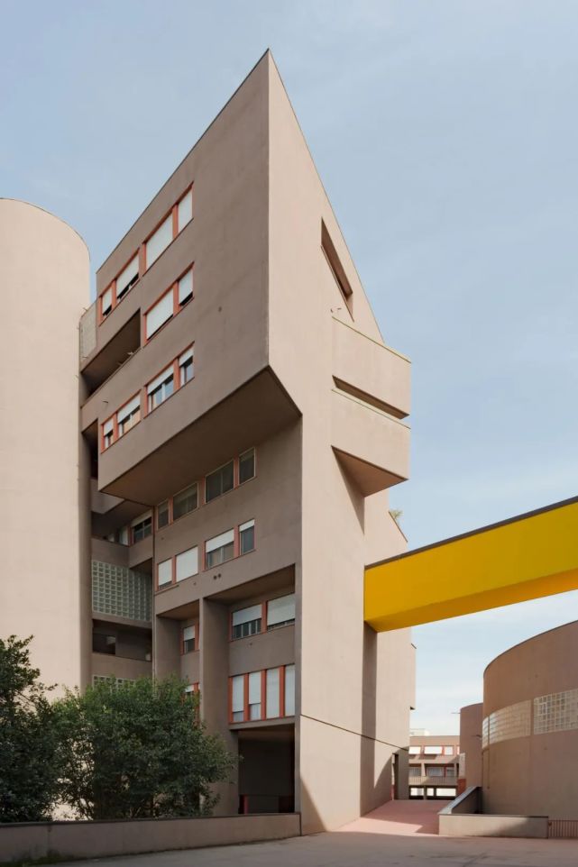 aldorossi一位恰好成为了建筑师的诗人