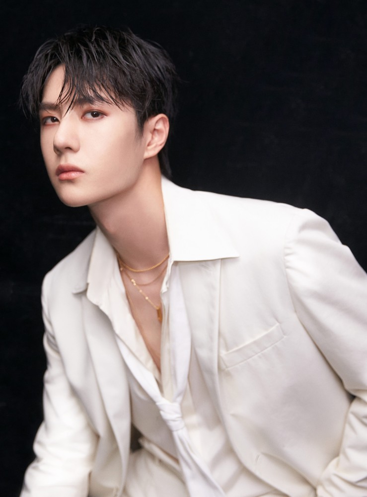 王一博台上撩人,台下呆萌,湿发造型简直就是白马王子