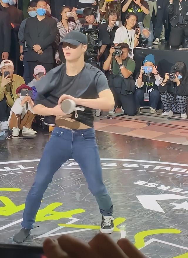 张艺兴咬鞋带与鞋共舞,激动处直接脱掉上衣,这操作有点厉害_腾讯新闻