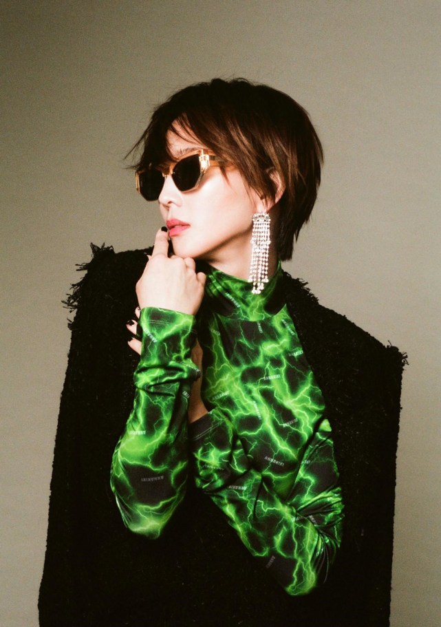 张钧甯港风复古杂志封面大片举手投足皆是风韵