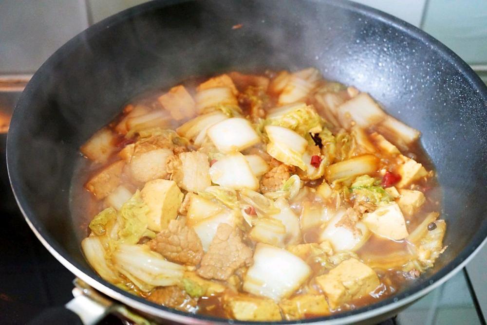 东北炖菜中的佼佼者,白菜炖豆腐,汁浓味美香味足,比肉还好吃!