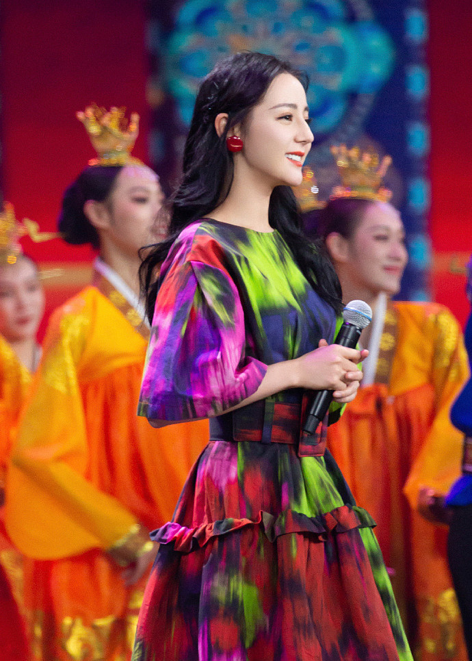 迪丽热巴穿一袭炫彩印花裙秀纤腰参加央视国庆晚会